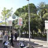 Il cartello multilingua che si trova all'ingresso di Piazza Umberto, dalla parte di via Nicolai